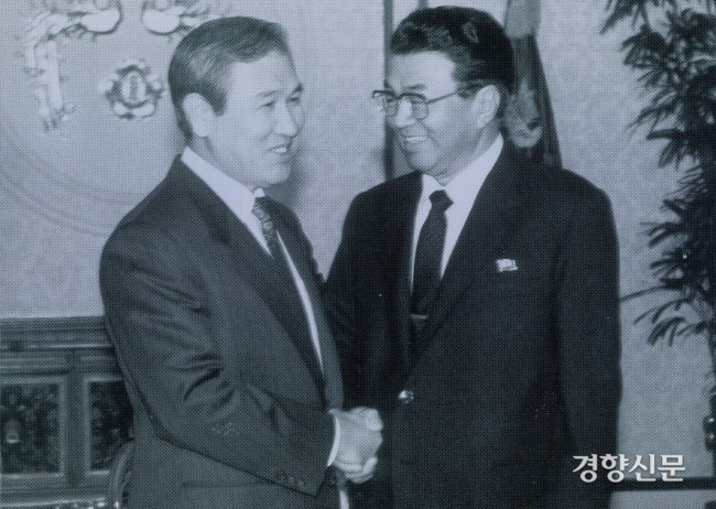 1990년 9월 6일 노태우 전 대통령이 청와대를 방문한 연형묵 북한 정무원 총리를 맞아 악수를 나누고 있다. 경향신문 자료사진