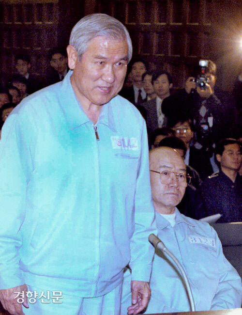 1995년 구속된 뒤 재판을 받게된 노태우 전 대통령(왼쪽)이 전두환 전 대통령과 함께 수의를 입고 법정에 출석했다. 경향신문 자료사진