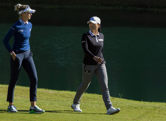 Nelly Korda, left and Ko Jin-young head to the sixth green during the first round of the LPGA Drive On Championship at Golden Ocala Golf and Equestrian Club, Thursday, March 4, 2021, in Ocala, Florida. [AP/YONHAP]