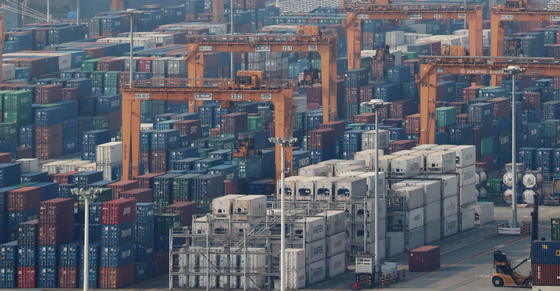 Cargo to be shipped overseas is piled up at a dock in Pyeongtaek, Gyeonggi, on Tuesday. According to the Ministry of Trade, Industry and Energy and Korea Customs Service, as of Tuesday Korea’s trade exceeded $1 trillion. Exports so far accumulated to $512.2 billion while imports amounted to $487.8 billion. [NEWS1]