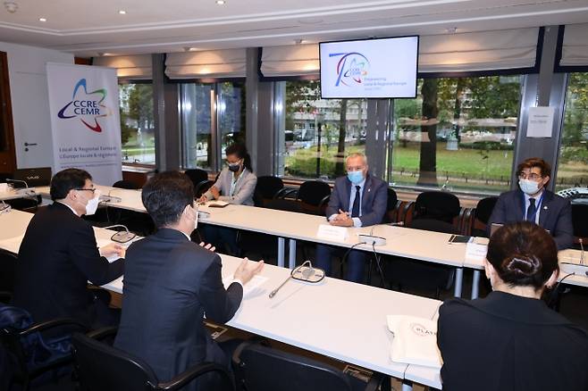 ▲허태정 시장을 비롯한 UCLG 대전총회 수행단은 25일(현지시간) UCLG 유럽지역본부 프레데릭 사무총장과 함께 성공적인 개최를 위해 논의했다. 사진=대전시 제공.