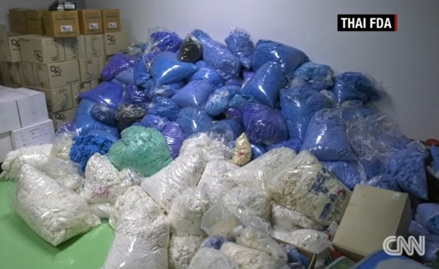태국 당국은 지난해 12월, 이미 사용된 의료용 장갑을 새것처럼 염색하는 작업이 진행 중인 의료 장갑 제조업체인 ‘패디 더 룸’(Paddy the Room)을 급습했다.