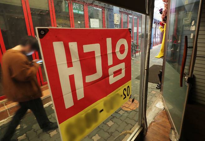 지난 11일 오후 서울 용산구 이태원의 폐업한 상점에 임대문의 안내문이 붙어있다. [사진출처 : 연합뉴스]