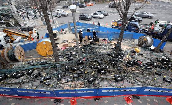 서울 서대문구 KT 아현국사 통신구 화재현장에서 관계자들이 복구 작업을 하고 있다. 2018.11.27뉴스1