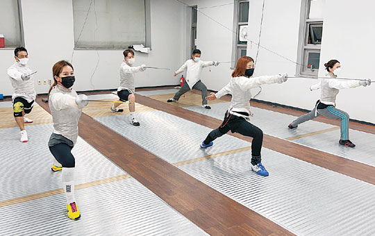 서울펜싱클럽 회원들이 지난 13일 서울 용산구 중경고의 나사나빛관 2층 연습장에서 훈련하고 있다.