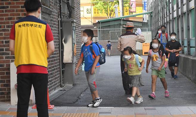 사회적 거리두기 4단계 지역 대면수업이 확대된 지난 9월6일 오전 서울 성북구 번동초등학교에서 학생들이 등교를 하고 있다. [연합]