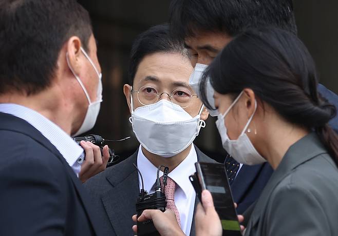 '고발 사주' 의혹의 핵심 인물인 손준성 대구고검 인권보호관이 26일 오후 서울 서초구 서울중앙지법에서 열린 영장실질심사를 마친 뒤 법원을 나서고 있다. [연합]