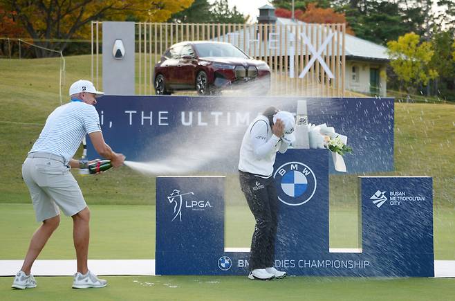 [서울=뉴시스] 고승민 기자 = 고진영이  24일 부산 기장군 LPGA 인터내셔널 부산에서 열린 BMW 레이디스 챔피언십에서 우승을 차지, 한국 선수 200승의 쾌거를 이룩했다. 사진은 이날 세리머니중인 고진영. (사진=BMW코리아 제공) 2021.10.24. photo@newsis.com *재판매 및 DB 금지