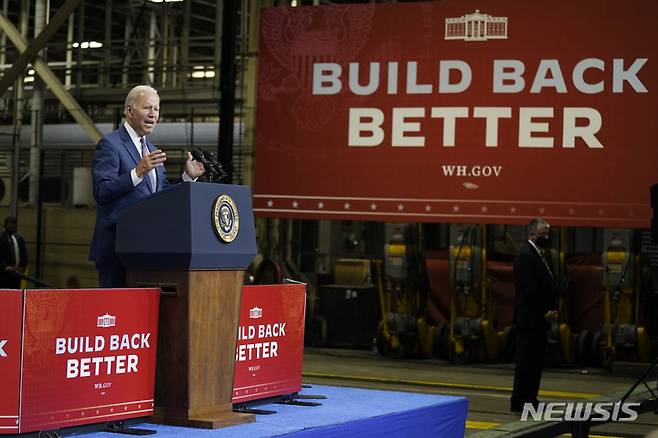 [커니=AP/뉴시스] 조 바이든 미국 대통령이 25일 미 뉴저지주 커니의 교통 정비 단지를 방문해 미국과 세계를 '다시 더 좋게 세우자(Build Back Better)' 의제와 관련해 연설하고 있다. 바이든 대통령은 "미국을 세계에서 가장 발전한 나라로 재건하자"라며 초당적 인프라 법안과 사회복지성 지출 법안 통과를 강조했다. 2021.10.26.