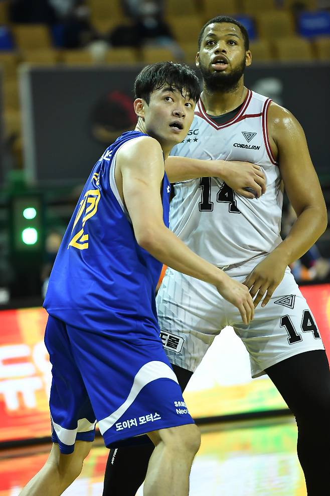 KGC인삼공사 오마리 스펠맨을 수비하는 서울 삼성 배수용. KBL 제공