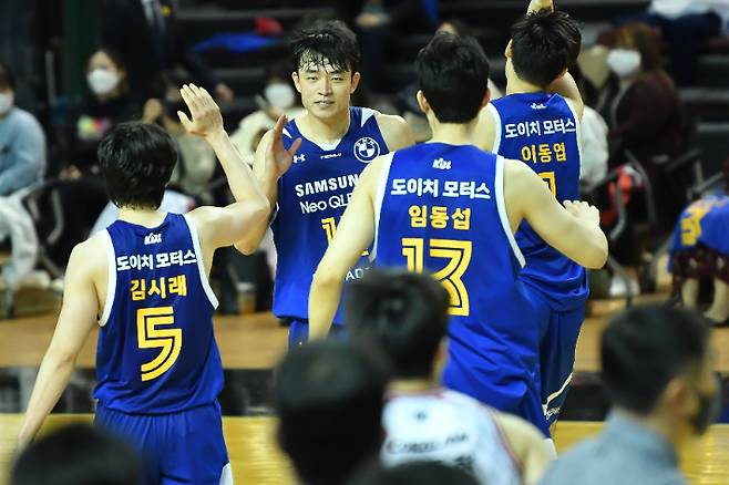 동료들과 기쁨을 나누는 서울 삼성 배수용. KBL 제공