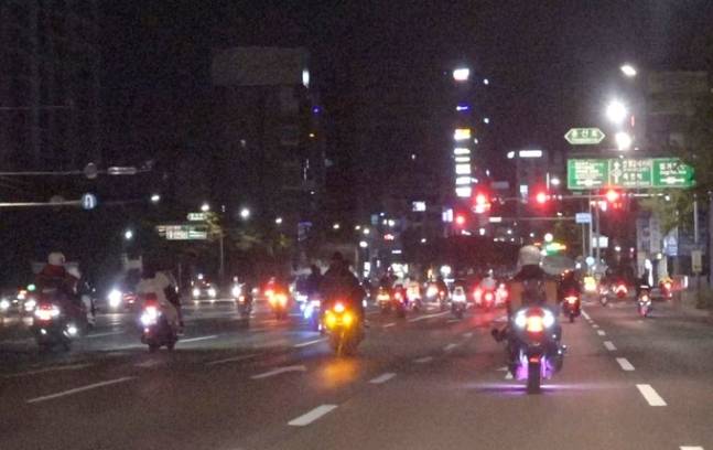 심야 시간대 도로를 질주하는 폭주족들의 모습. 대구경찰청 제공