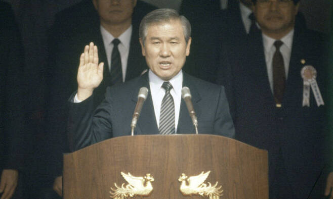 지난 1988년 노태우 전 대통령이 제13대 대통령 취임식에서 선서하는 모습. 연합뉴스