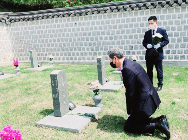 노태우 전 대통령의 장남 재헌씨가 지난 4월 국립 5·18민주묘지를 찾아 참배하고 있다.