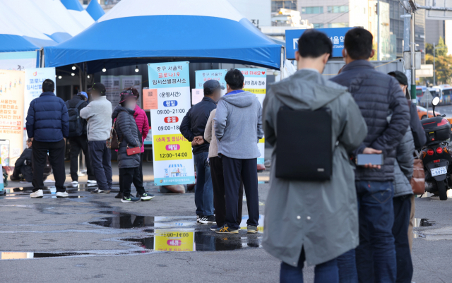 25일 서울역 광장에 마련된 코로나19 임시 선별검사소에서 시민들이 검사를 위해 대기하고 있다./연합뉴스