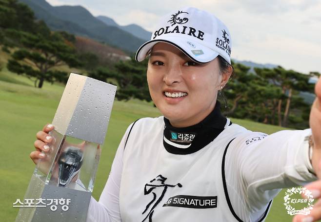 고진영이 지난 24일 부산 기장군 LPGA 인터내셔널 부산에서 열린 BMW 레이디스 챔피언십에서 우승한 뒤 트로피를 들고 기념 셀카를 찍고 있다. ㅣKLPGA 제공