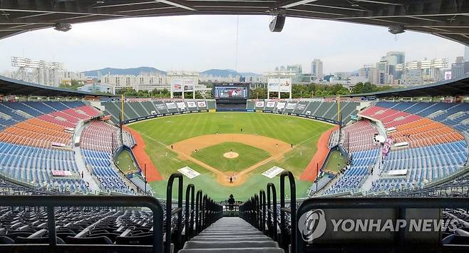 KBO, 프로야구 리그 중단키로…"코로나19 여파로 순연" (서울=연합뉴스) 신종 코로나바이러스 감염증(코로나19) 여파로 프로야구가 시즌 중 중단된다. 사진은 잠실야구장 모습.
    KBO는 12일 서울 KBO 사옥에서 긴급 이사회를 열어 코로나19 방역 대책과 리그 운영 방안을 논의, 13∼18일 예정된 경기를 추후 편성하기로 했다. 2021.7.12 [연합뉴스 자료사진] photo@yna.co.kr