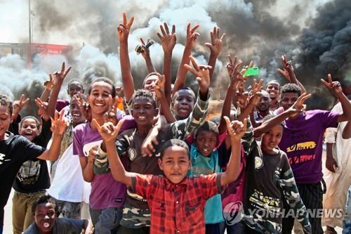 군부 쿠데타를 반대하며 아이들까지 거리에 나선 수단 시위대. [AFP 연합뉴스. 재판매 및 DB 금지]