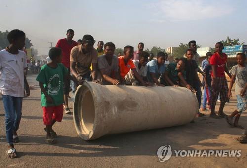 시민들이 도로변에 묻혀 있던 콘크리트관을 꺼내 바리케이드를 세우고 있다. [AFP 연합뉴스. 재판매 및 DB 금지]