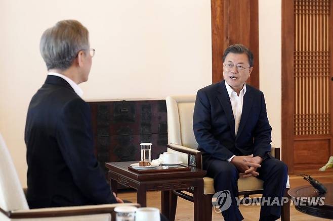 이재명 대선후보와 차담하는 문재인 대통령 (서울=연합뉴스) 최재구 기자 = 문재인 대통령이 26일 청와대 상춘재에서 더불어민주당 이재명 대선후보와 차담하고 있다. 2021.10.26 jjaeck9@yna.co.kr