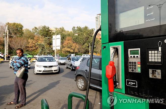 이란 주유소 전산망 마비 (테헤란 AFP=연합뉴스) 26일(현지시각) 이란 테헤란 주유소에서 차량이 주유하기 위해 줄을 서 있다. 2021.10.26 photo@yna.co.kr