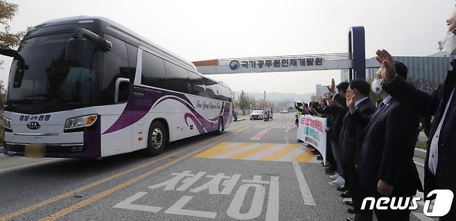 충북 진천군 국가공무원인재개발원에서 약 2달 간 임시 수용 생활을 한 아프가니스탄 특별기여자들이 27일 오전 인재개발원을 떠나 전남 여수 해경경찰교육원으로 이동하고 있다. 2021.10.27/뉴스1 © News1 김용빈 기자