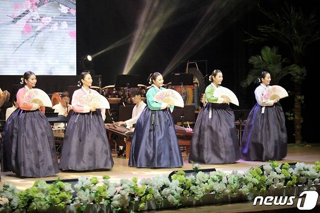 (정읍=뉴스1) 박제철 기자 = 전북 정읍시립국악단이 코로나19로 지친 시민들을 위로하고, 일상으로의 복귀를 응원하는 코로나19 극복 시민 힐링 프로젝트 ‘국악 정감’ 공연을 선보인다. 정읍시립국악단 공연 모습.© 뉴스1