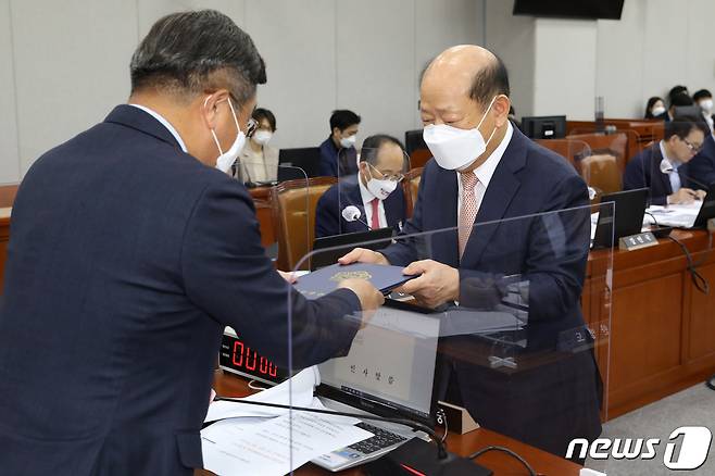 송두환 국가인권위원회 위원장이 27일 국회에서 열린 운영위원회의 국가인권위원회에 대한 국정감사에서 윤호중 운영위원장에게 선서문을 제출하고 있다. 2021.10.27/뉴스1 © News1 오대일 기자