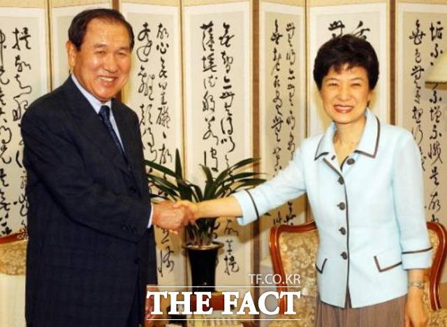 노 전 대통령을 예방한 박근혜 전 대통령(당시 한나라당 대표)와 악수하는 모습. /서울신문