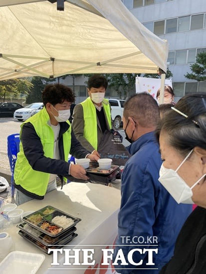 화성시 팔탄면이 지역사회보장협의체와 함께 무료 밥차 운영에 나섰다고 27일 밝혔다./화성시 제공