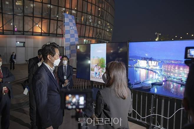 파노라마 서울 오픈을 앞두고 27일 오세훈 서울시장이 직접 시연을 하고 있다