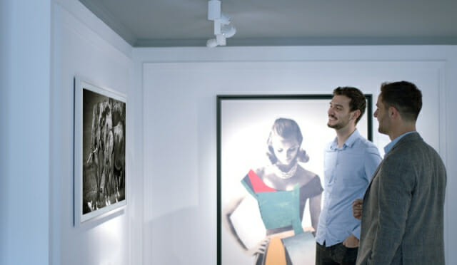 프랑스 파리에 위치한 옐로우코너 갤러리에서 관람객이 삼성 더프레임으로 사진 작품을 감상하는 모습 (사진=삼성전자)