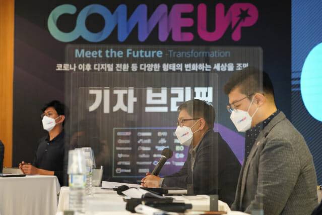 차정훈 중기부 창업벤처혁신실장(가운데)과 안성우 컴업 민간조직위원장(맨 왼쪽, 직방 대표), 류중희 프로그램 분과장(퓨처플레이 대표)가 27일 서울 팁스타운에서 올해 열리는 컴업 행사를 설명하고 있다