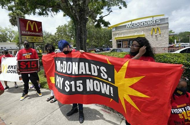 지난 5월 19일 플로리다주 샌포드에 있는 맥도날드 레스토랑 앞에서 직원들이 시간당 15달러의 임금을 요구하는 파업을 진행하고 있다./ AP