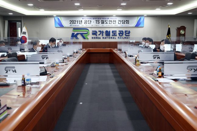 국가철도공단과 한국교통안전공단은 대전시 동구 철도공단 본사에서 '철도안전 간담회'를 개최했다.ⓒ철도공단