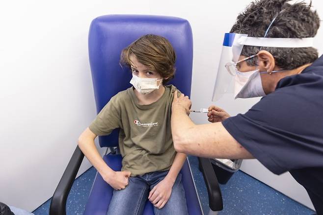 호주 멜버른의 한 병원에서 12세 소년이 화이자 코로나19 백신을 맞고 있다. 호주도 지난 7월부터 12~15세 청소년에게 화이자 코로나19 백신을 승인했다. 연합뉴스 제공