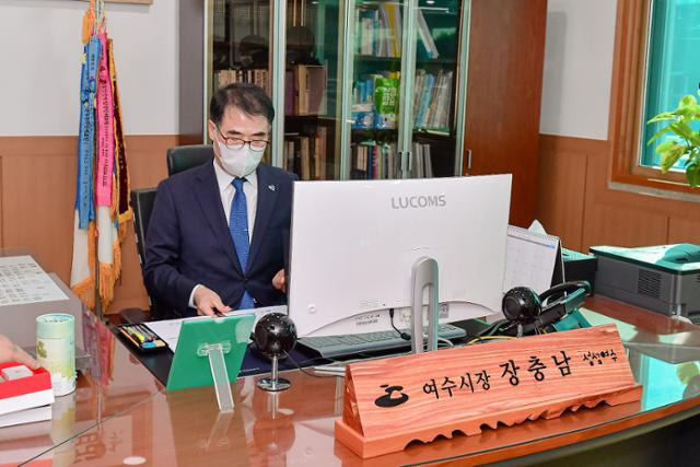 장충남 남해군수가 여수시장으로 교환근무를 시작, 시장실에서 첫 업무를 보고 있다. 여수시 제공