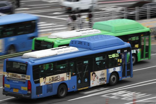 서울 도심 내 대중교통 버스가 운행되고 있다. 서울시는 내년부터 청년들을 대상으로 연 10만원 가량의 교통비 지원에 나선다. 뉴스1