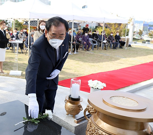 지난 21일 김준성 영광군수가 위령탑에 헌화하고 있다. [사진=영광군]