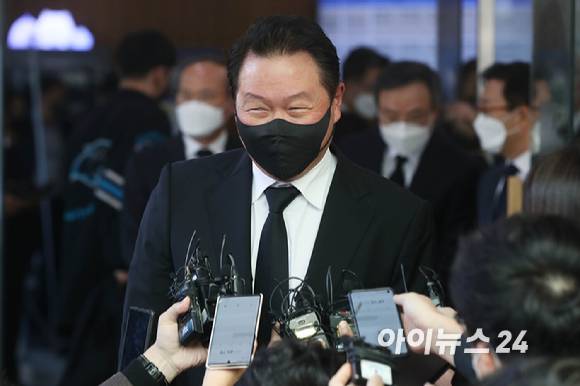 최태원 SK 회장이 27일 오후 서울 종로구 서울대병원 장례식장에 마련된 고(故) 노태우 전 대통령 빈소를 찾아 조문을 마치고 인터뷰 중 한 취재진이 '고인과 관계'를 묻자 실소를 터트리고 있다. [사진=사진공동취재단]