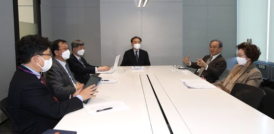 24일 오후 서울 마포구 상암동 중앙일보 대회의실에서 열린 리셋코리아 개헌 좌담회에서 분과위원들이 토론하고 있다. 왼쪽부터 은재호 한국행정연구원 선임연구위원, 이기우 인하대 법학전문대학원 교수, 장영수 고려대 법학전문대학원 교수, 이상수 전 고용노동부 장관, 전성철 글로벌스탠다드연구원 회장, 신필균 복지국가여성연대 대표. 장진영 기자