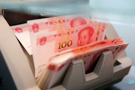 중국 베이징의 한 상업은행에서 중국 100위안 지폐를 세는 모습. [로이터=연합뉴스]