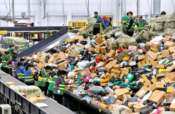중국 산둥성 지난시의 물류업체 직원들이 알리바바의 대규모 온라인쇼핑 할인행사인 ‘솽스이(雙十一·11월 11일)’이후 몰려든 배달 상품을 분류하고 있다. [로이터=연합뉴스]