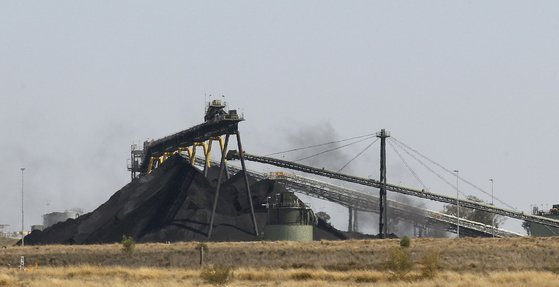 호주의 나라브리 외곽에 있는 화이트헤이븐 탄광에 쌓여 있는 석탄. 연합뉴스