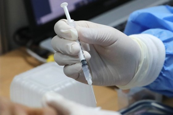 코로나19 예방접종센터에서 의료진이 시민에게 백신을 접종하고 있다. [뉴스1]