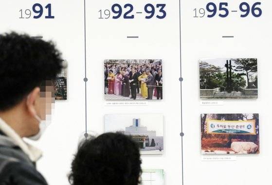 고(故) 노태우 전 대통령의 유력한 장지로 통일동산이 거론되는 가운데 27일 경기도 파주시 오두산전망대 내 기록관에서 관광객이 지난 92년 9월 노 전대통령의 개관식 사진을 보고 있다.    연합뉴스