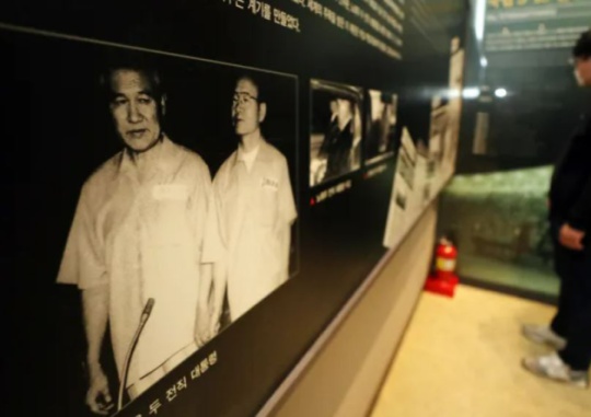 On the afternoon of October 26, when former President Roh Tae-woo died, a picture showing the former president appearing in court for the sentencing in an appellate trial on the December 12 coup d’etat and the May 18 uprising along with former President Chun Doo-hwan in 1996 is on display at an exhibition hall inside the May 18th National Cemetery in Buk-gu, Gwangju. Yonhap News