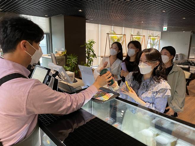 DL은 쓰레기 배출은 줄이고 낭비되는 에너지를 절약하는 제로 웨이스트 챌린지를 실시하고 있다.