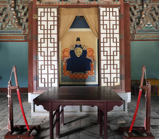 An official portrait of Yi Seong-gye is displayed at the Royal Portrait Gallery in Jeonju, North Jeolla Province. (Hyungwon Kang)