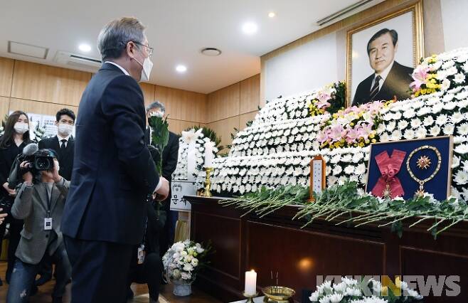 고 노태우 전 대통령 빈소가 마련된 서울대학교병원 장례식장을 찾은 이재명 더불어민주당 대선 후보가 조문하고 있다.